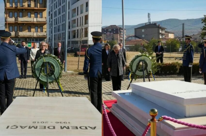  Presidentja Shiroka-Pula bën homazhe në Prekaz, te varri i presidentit historik Ibrahim Rugova dhe i veprimtarit Adem Demaçi