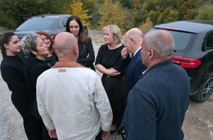  Po shkonin tek Ardita Sinani për ngushëllime/ Deputetët e LVV-së ndalohen në kufirin serb