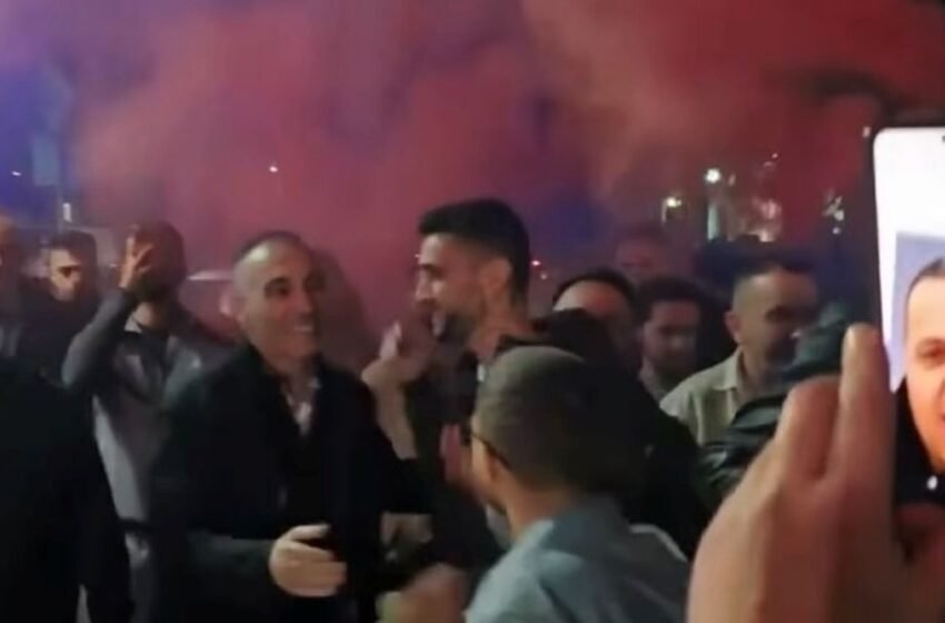  Grubi doli nga arresti shtëpiak, pritje me fishekëzjarre dhe tymuese