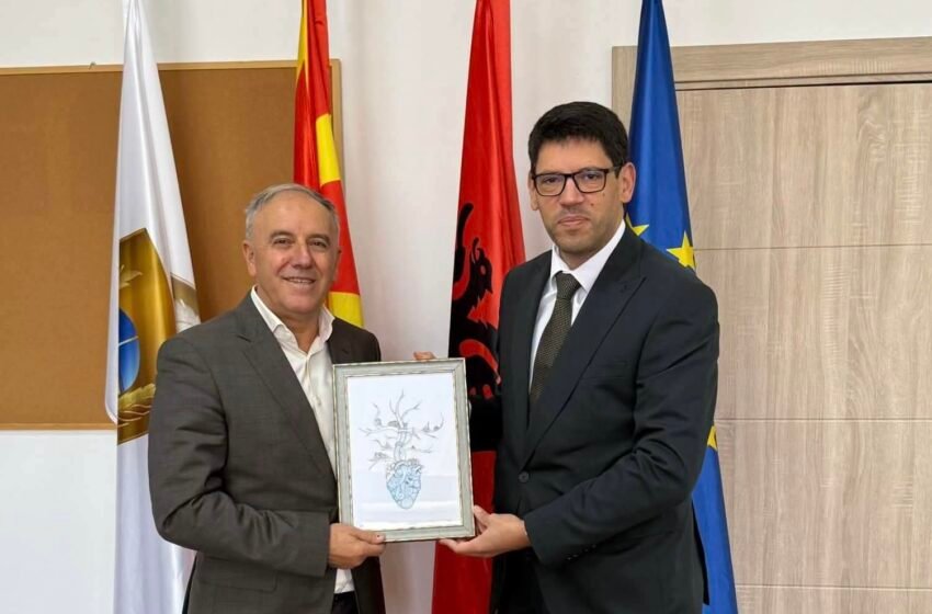  Mendi Qyra dhe ministri Agon Ferati diskutojnë borxhet e trashëguara dhe sfidat financiare të komunës