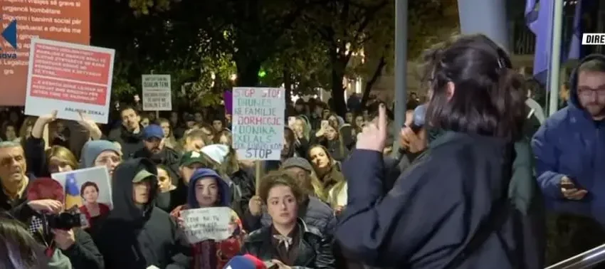  “Konferenca të mbahet jashtë” – Nesër thirret protestë para adresimit të Gërvallës e Sveçlës