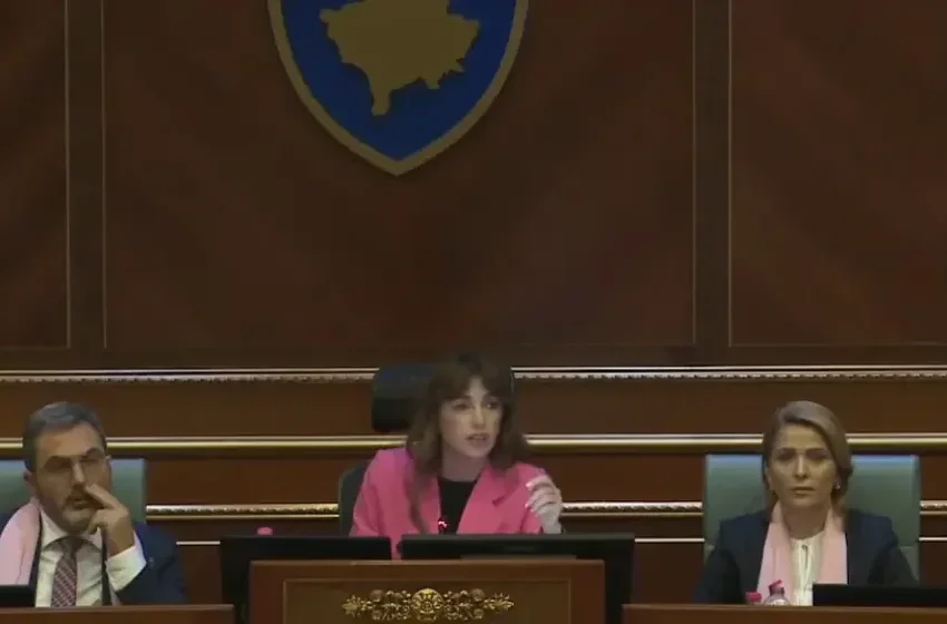  “Deri këtu po mbërrin era e duhanit”, Haxhiu kërcënon me Inspektorat deputetët që tymosin në Kuvend