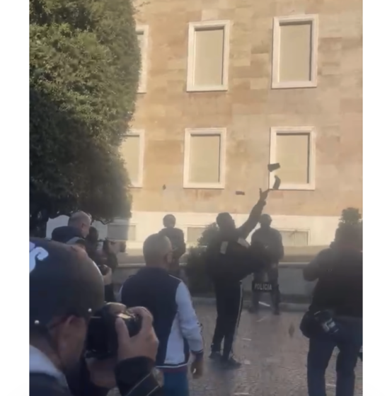  Protestuesi u hedh dollarë forcave të policisë para Kryeministrisë (VIDEO)