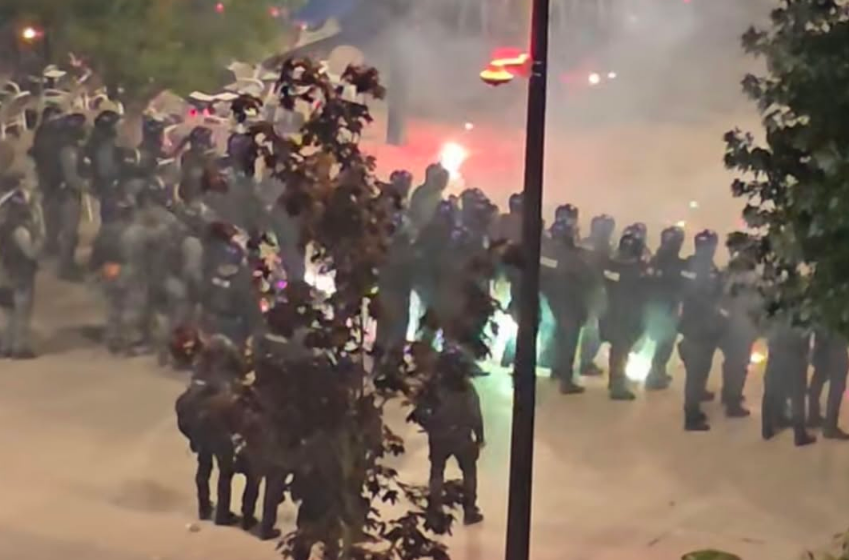  Policia ndjek protestuesit nëpër shesh, ata kundërpërgjigjen me mjete piroteknike